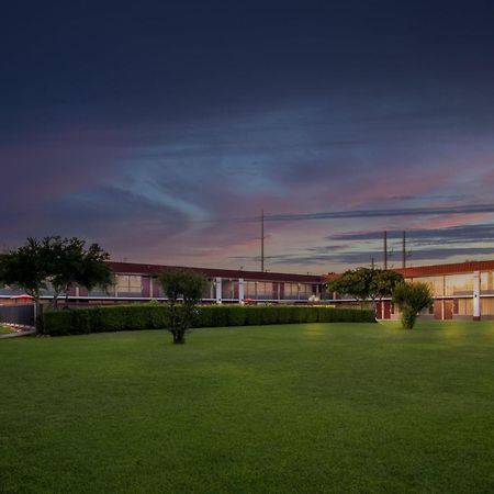 Red Roof Inn & Conference Center Мак-Кинни Экстерьер фото