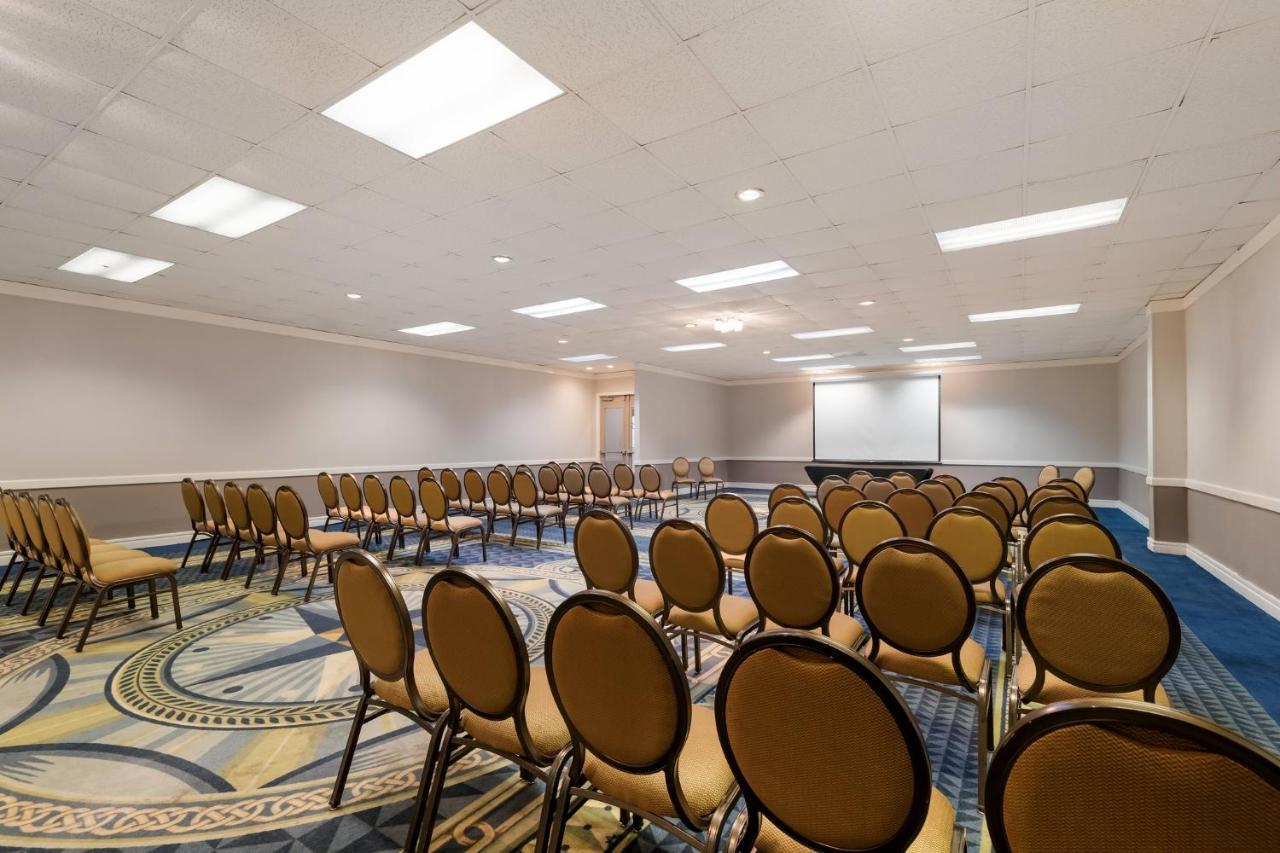 Red Roof Inn & Conference Center Мак-Кинни Экстерьер фото