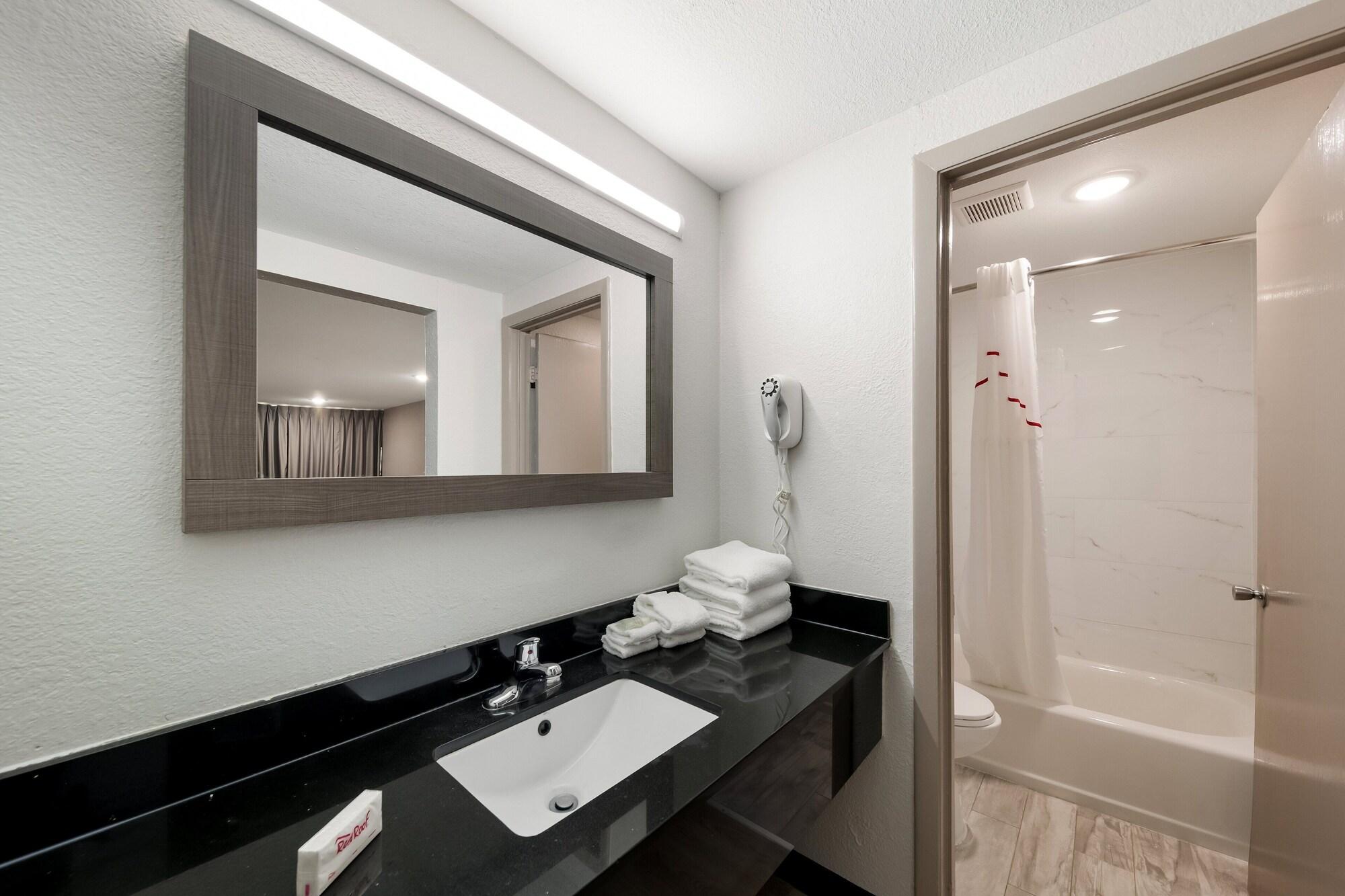 Red Roof Inn & Conference Center Мак-Кинни Экстерьер фото