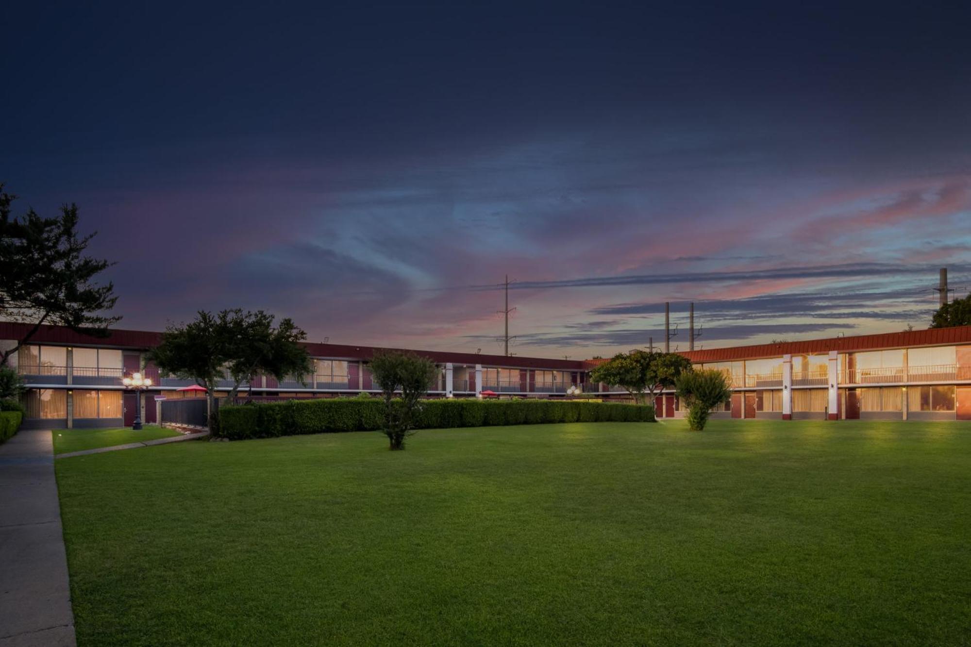 Red Roof Inn & Conference Center Мак-Кинни Экстерьер фото
