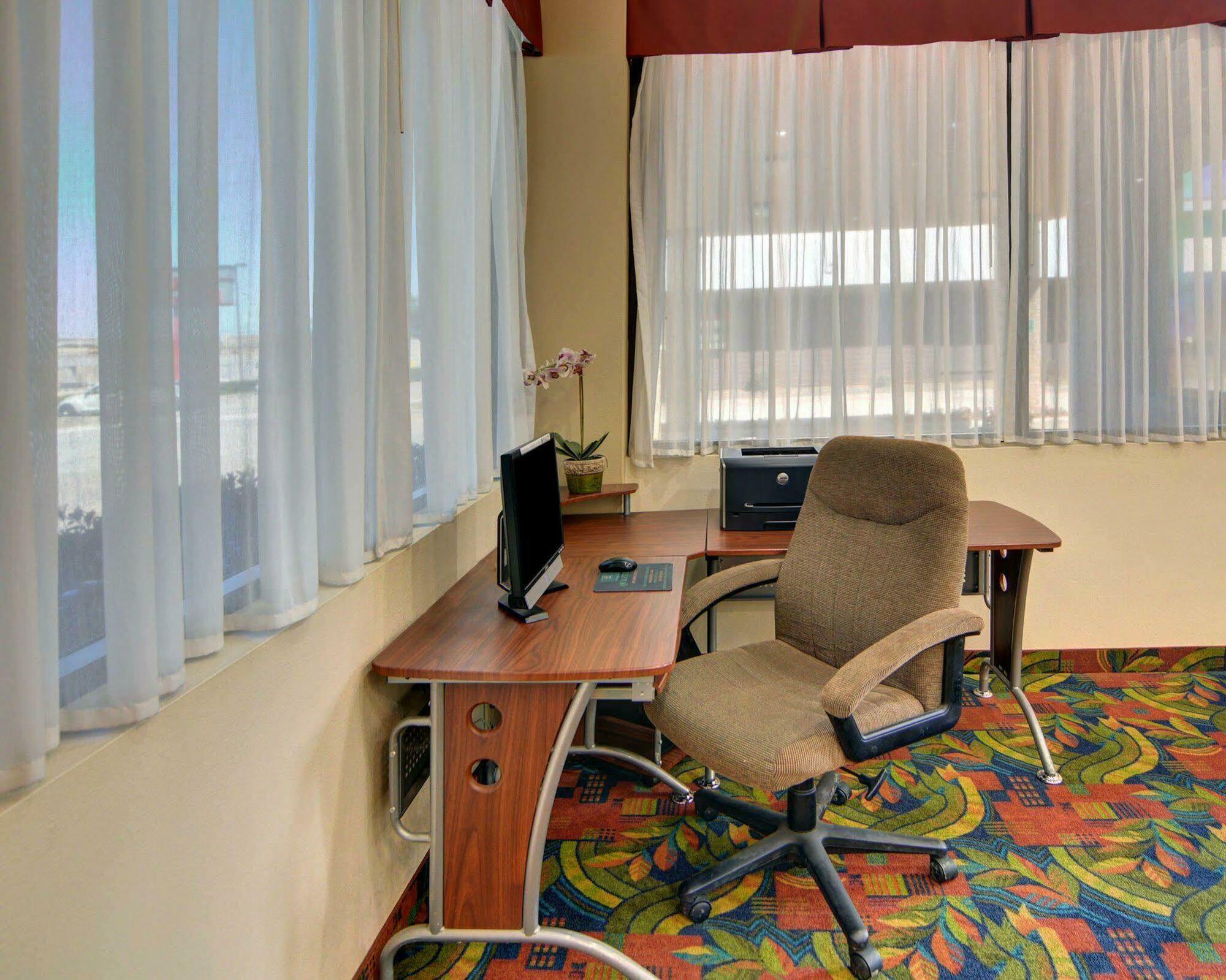 Red Roof Inn & Conference Center Мак-Кинни Экстерьер фото